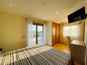 Room - Vrbo Property (São Martinho do Porto)