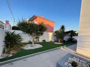 Property grounds - Large, comfortable house in São Martinho do Porto - a stone's throw from the beach (São Martinho do Porto)