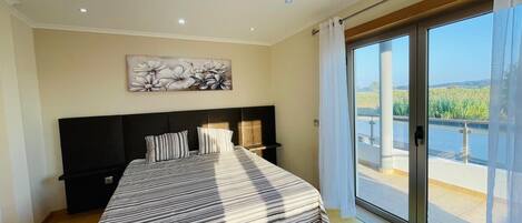4 bedrooms, desk, iron/ironing board, free WiFi