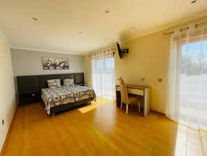 4 Schlafzimmer, Schreibtisch, BĂŒgeleisen/BĂŒgelbrett, kostenloses WLAN