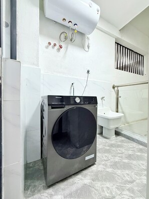 Dusche, Haartrockner, Handtücher, Seife