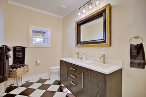 Bathroom - Gorgeous Newly Remodeled 4BR/2BA Loft in Sebring – Modern Living at Its Finest (Sebring)