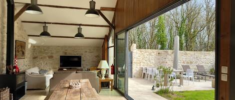 Smart TV, fireplace, DVD player
