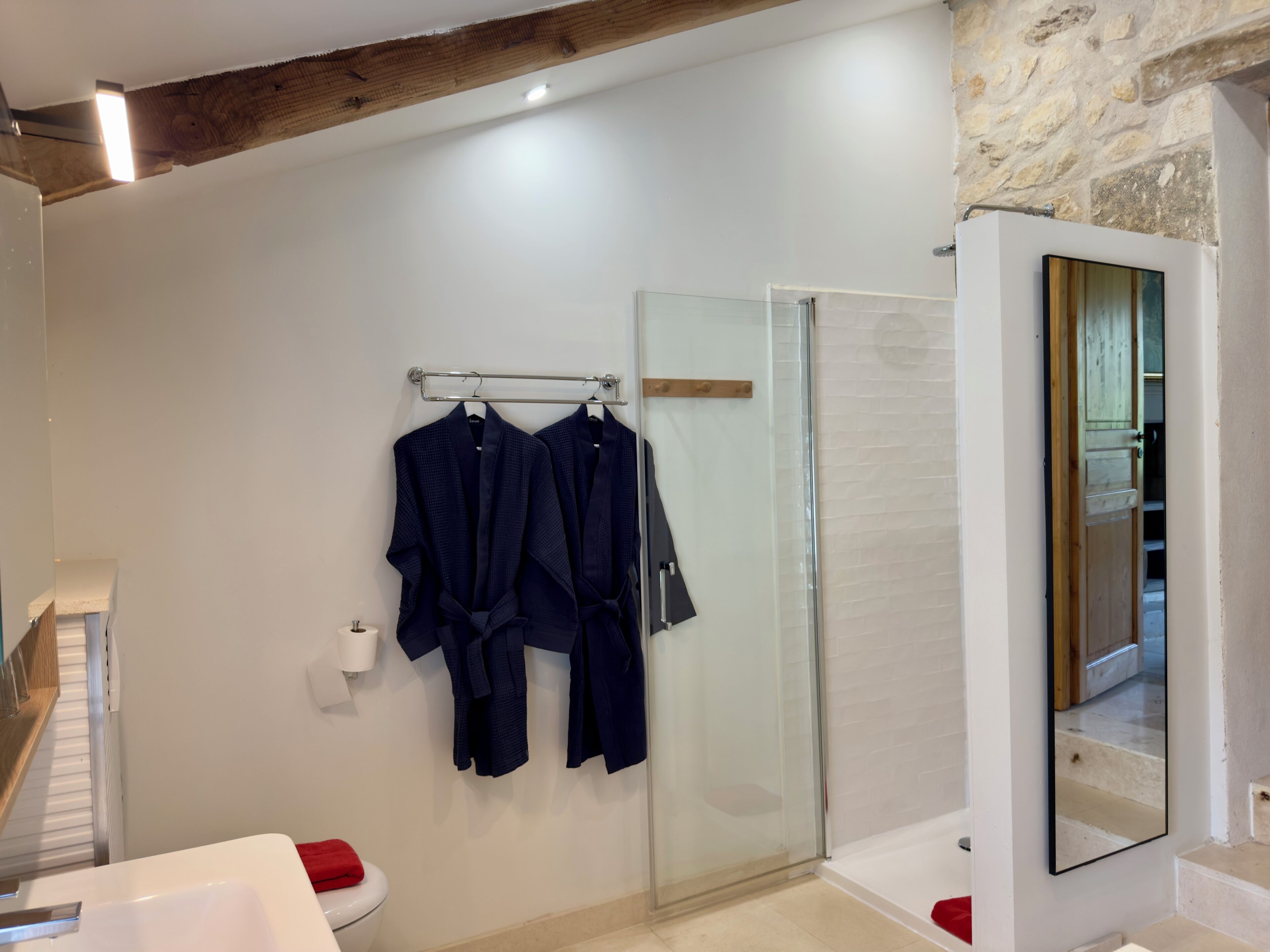 Douche, articles de toilette écologiques, séchoir à cheveux