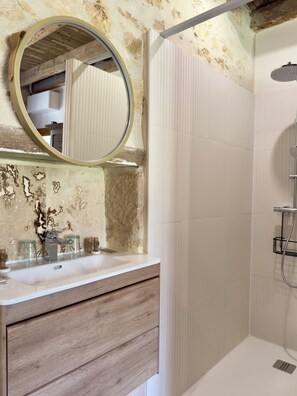 Douche, articles de toilette écologiques, séchoir à cheveux