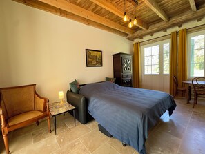 Room - Luxury family gîte with heated pool, sauna & countryside views (Chauvigny)