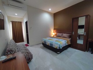 Superior Double Room | Individually furnished, desk, free WiFi, bed sheets - Nirvana House (Guest House Syari'ah) (Salatiga)