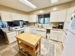 Private kitchen - Hamilton branch Creekside Cabin in the Trees (Westwood)
