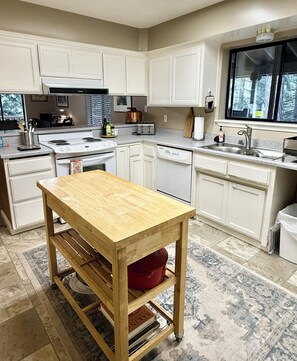 Private kitchen - Hamilton branch Creekside Cabin in the Trees (Westwood)