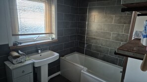 Towels, soap, toilet paper - Comfortable house in centre of Penarth - double driveway and garden. (Penarth)