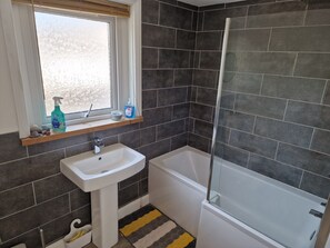 Towels, soap, toilet paper - Comfortable house in centre of Penarth - double driveway and garden. (Penarth)