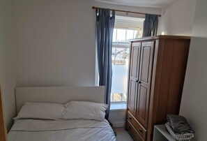 Een strijkplank/strijkijzer, internet, beddengoed