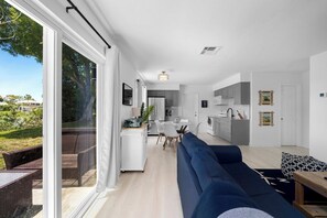 Living area - Fisherman's Cottage - 2 bd/1 bath apartment in Naples park! Close to beaches! (Naples)