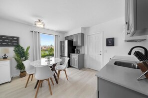 Private kitchen - Fisherman's Cottage - 2 bd/1 bath apartment in Naples park! Close to beaches! (Naples)