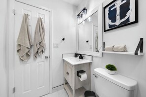 Bathroom - Fisherman's Cottage - 2 bd/1 bath apartment in Naples park! Close to beaches! (Naples)