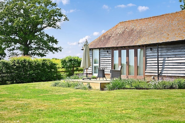 Terrace/patio - Acorn Barn - a holiday let that sleeps 2 guests in 1 bedroom (Ashford)