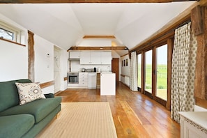 TV - Acorn Barn - a holiday let that sleeps 2 guests in 1 bedroom (Ashford)