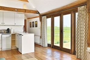 Kühlschrank, Ofen, Geschirrspüler, Wasserkocher mit Kaffee-/Teezubehör