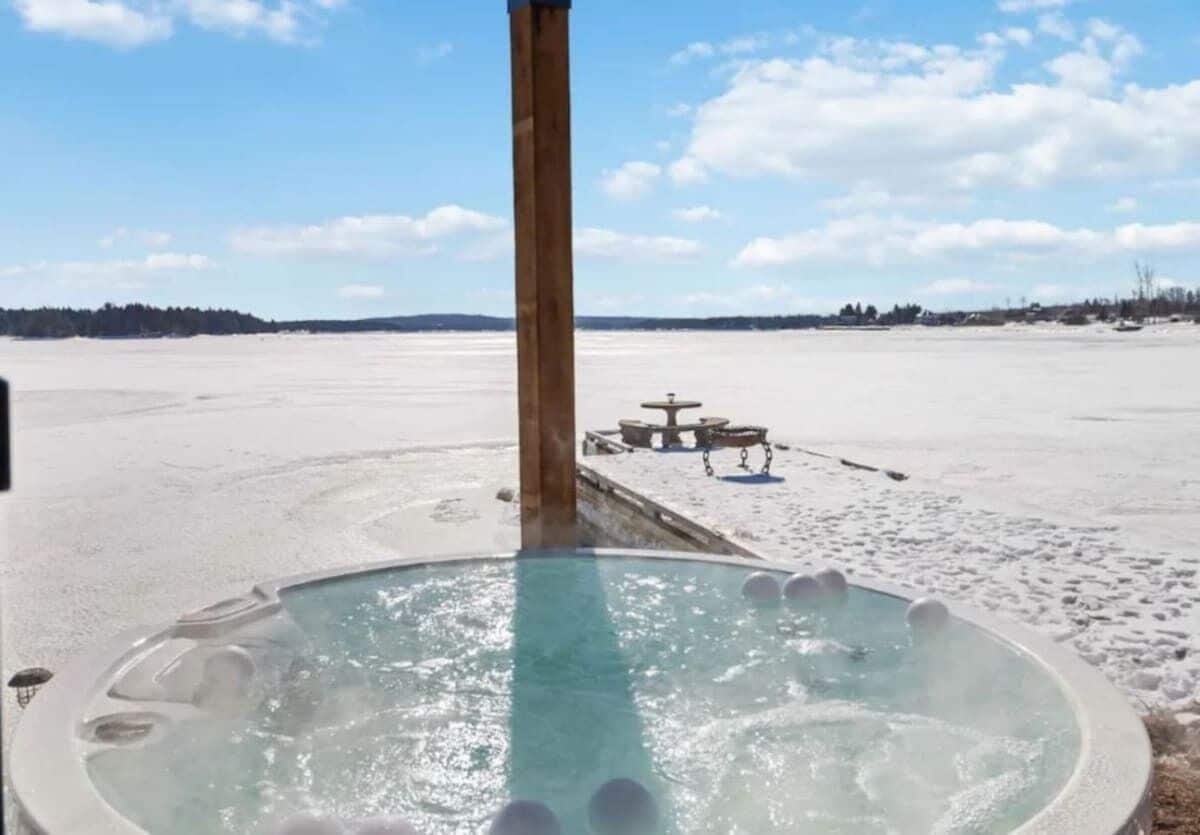 Outdoor spa tub