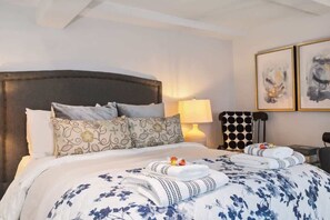 Iron/ironing board, WiFi, bed sheets - Private Oceanfront Suite w/ Hot Tub & Fireplace (Lunenburg)
