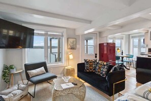 TV - Private Oceanfront Suite w/ Hot Tub & Fireplace (Lunenburg)