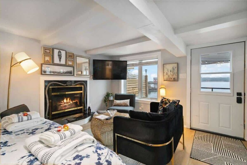 Private Oceanfront Suite, Hot Tub & Fireplace - Lunenburg