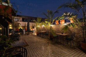 Outdoor dining - Golden Riad (Rabat)