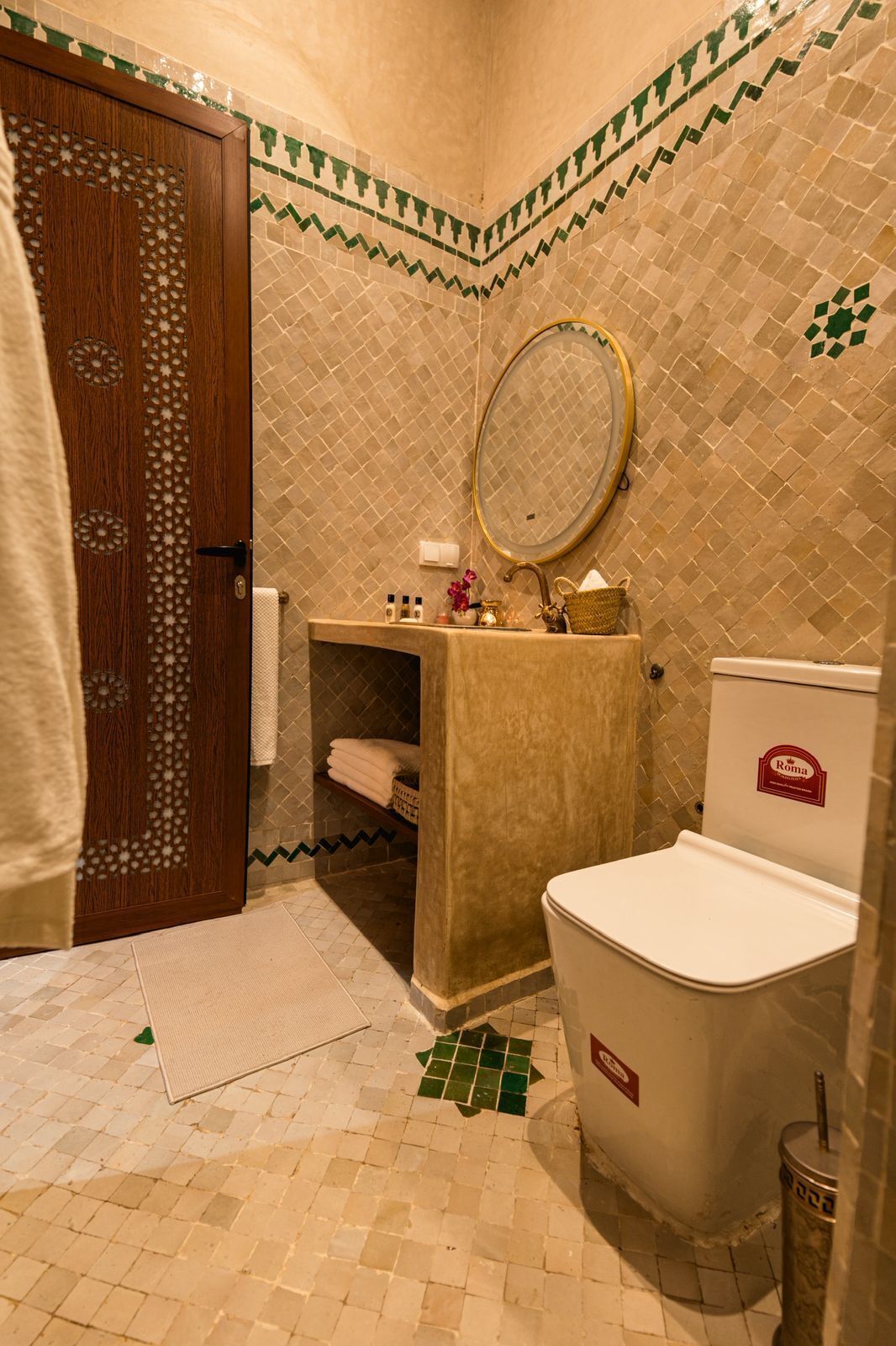 Un baño con inodoro, lavamanos y espejo.