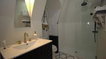 Douche, sèche-cheveux, serviettes fournies, savon