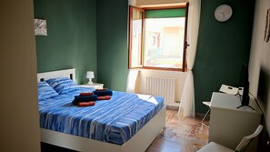 Tabla de planchar con plancha, wifi y ropa de cama 