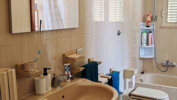 Asciugacapelli, bidet, asciugamani, sapone