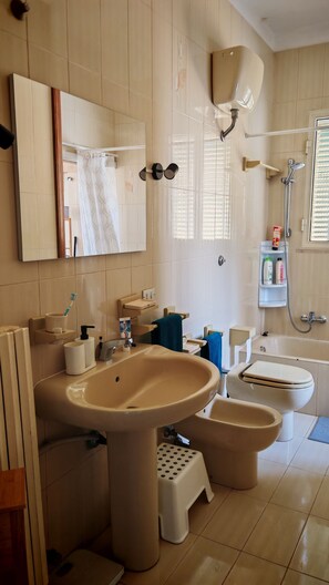 Hair dryer, bidet, towels, soap - Cozy Salento Base - King Bed · A/C · Near Gallipoli · Full Kitchen - Parabita (Parabita)