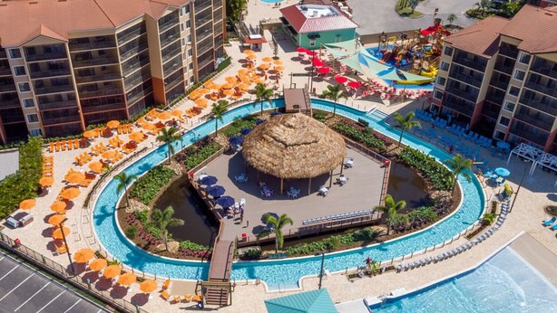 Ein Resort mit zentralem Pool, mehreren Balkonen und einem Wasserpark.