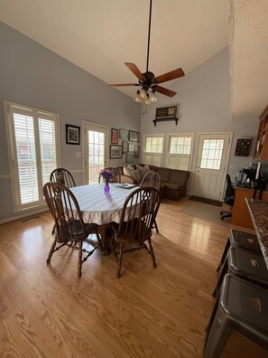 Living area - The Ultimate Home Base for UGA Weekends (Athens)