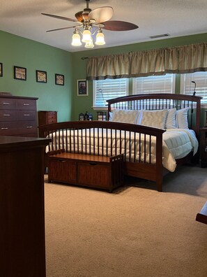 Room - The Ultimate Home Base for UGA Weekends (Athens)