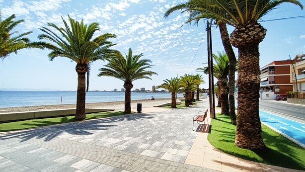 A paved promenade with palm trees, a bench, and a view of the sea. - Stylish Apartment in Central Location (San Pedro del Pinatar)