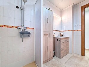 Shower, hair dryer, towels - Stylish Apartment in Central Location (San Pedro del Pinatar)