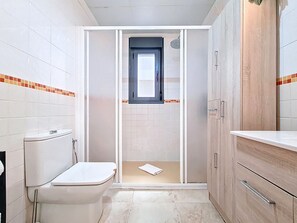 Shower, hair dryer, towels - Stylish Apartment in Central Location (San Pedro del Pinatar)