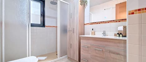 Shower, hair dryer, towels