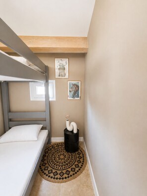 4 habitaciones, tabla de planchar con plancha, wifi y ropa de cama 