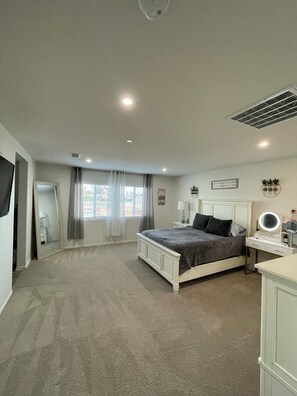 Iron/ironing board, Internet - Fabulous 6-bedroom townhome with AC in sunny Indio (Indio)