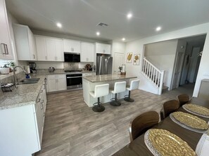 Private kitchen - Fabulous 6-bedroom townhome with AC in sunny Indio (Indio)