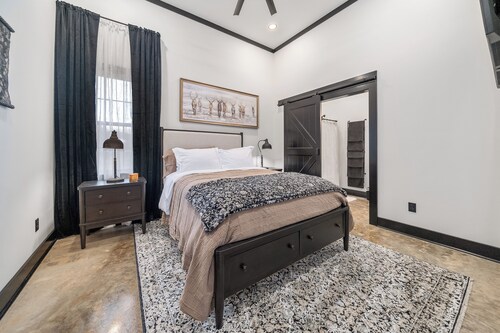 The Lodge at Chestnut Creek • Sleeps Large Families & Groups • Unwind & Gather