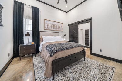 The Lodge at Chestnut Creek • Sleeps Large Families & Groups • Unwind & Gather