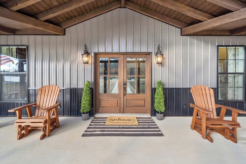 The Lodge at Chestnut Creek • Sleeps Large Families & Groups • Unwind & Gather