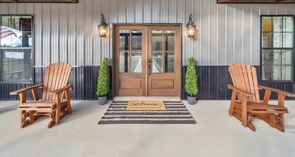 The Lodge at Chestnut Creek • Sleeps Large Families & Groups • Unwind & Gather