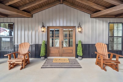 The Lodge at Chestnut Creek • Sleeps Large Families & Groups • Unwind & Gather