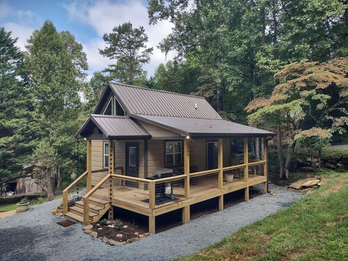 Cozy Creekside Cabin in Bryson City, North Carolina
