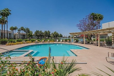 Furnished 1 bdrm 1 ba Lakeside Resort-Style Living in Prime Location in Chandler