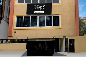 Um edifício com uma placa que indica 'Collection' e 'Company Serviced'.
